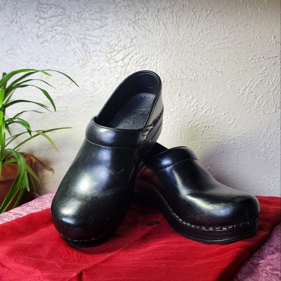 Dansko Shoes - Classic Black Dansko Shoes